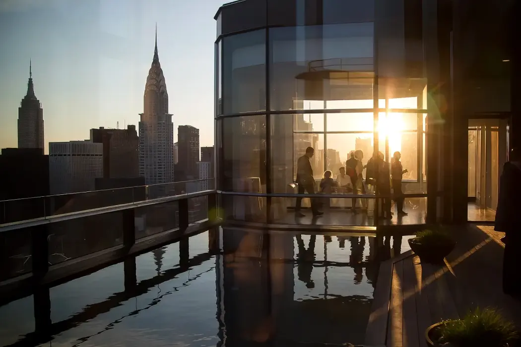 Mọi người tham dự một bữa tiệc trong căn hộ penthouse ở Manhattan. Hình ảnh: Michael Nagle/Bloomberg 