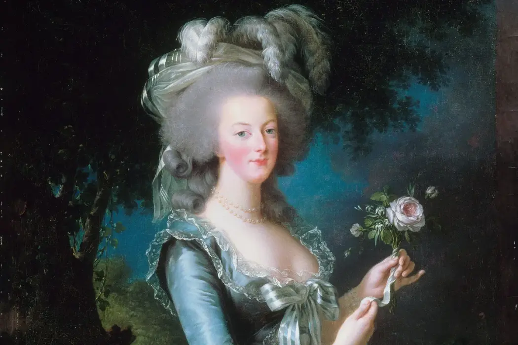 Bức chân dung Marie Antoinette năm 1783 của họa sĩ cung đình Louise Élisabeth Vigée Le Brun, trong bộ sưu tập của Cung điện Versailles. Nguồn: Public Domain 