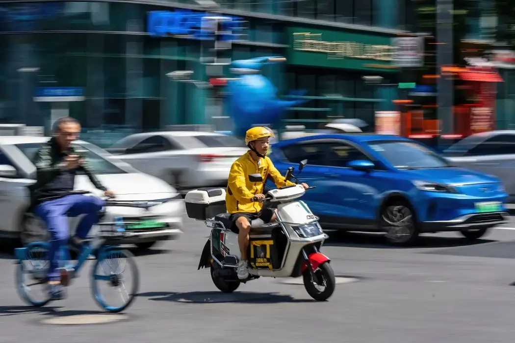 Một nhân viên giao hàng của Meituan đi xe máy ở Thượng Hải, Trung Quốc, vào ngày 25 tháng 8. Hình ảnh: Qilai Shen/Bloomberg 