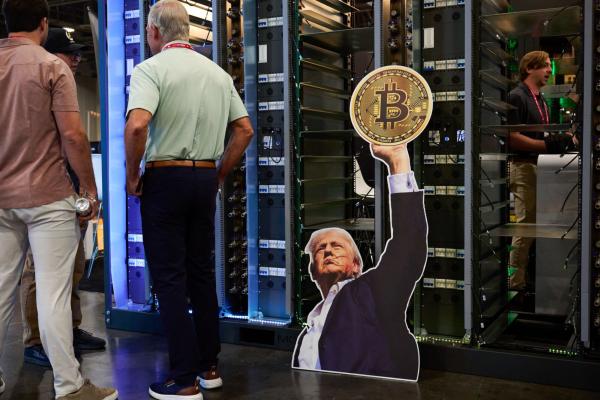 Bài phát biểu ủng hộ tiền mã hóa của Donald Trump không thể ngăn đồng memecoin của ông lao dốc