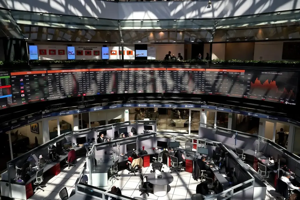 Các nhà giao dịch trên sàn giao dịch chứng khoán Bolsa Mexicana de Valores SAB của Mexico. Hình ảnh: Mauricio Palos/Bloomberg 