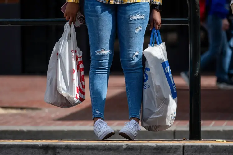 Một người mua sắm tại San Francisco vào tháng 4. Hình ảnh: David Paul Morris/Bloomberg.