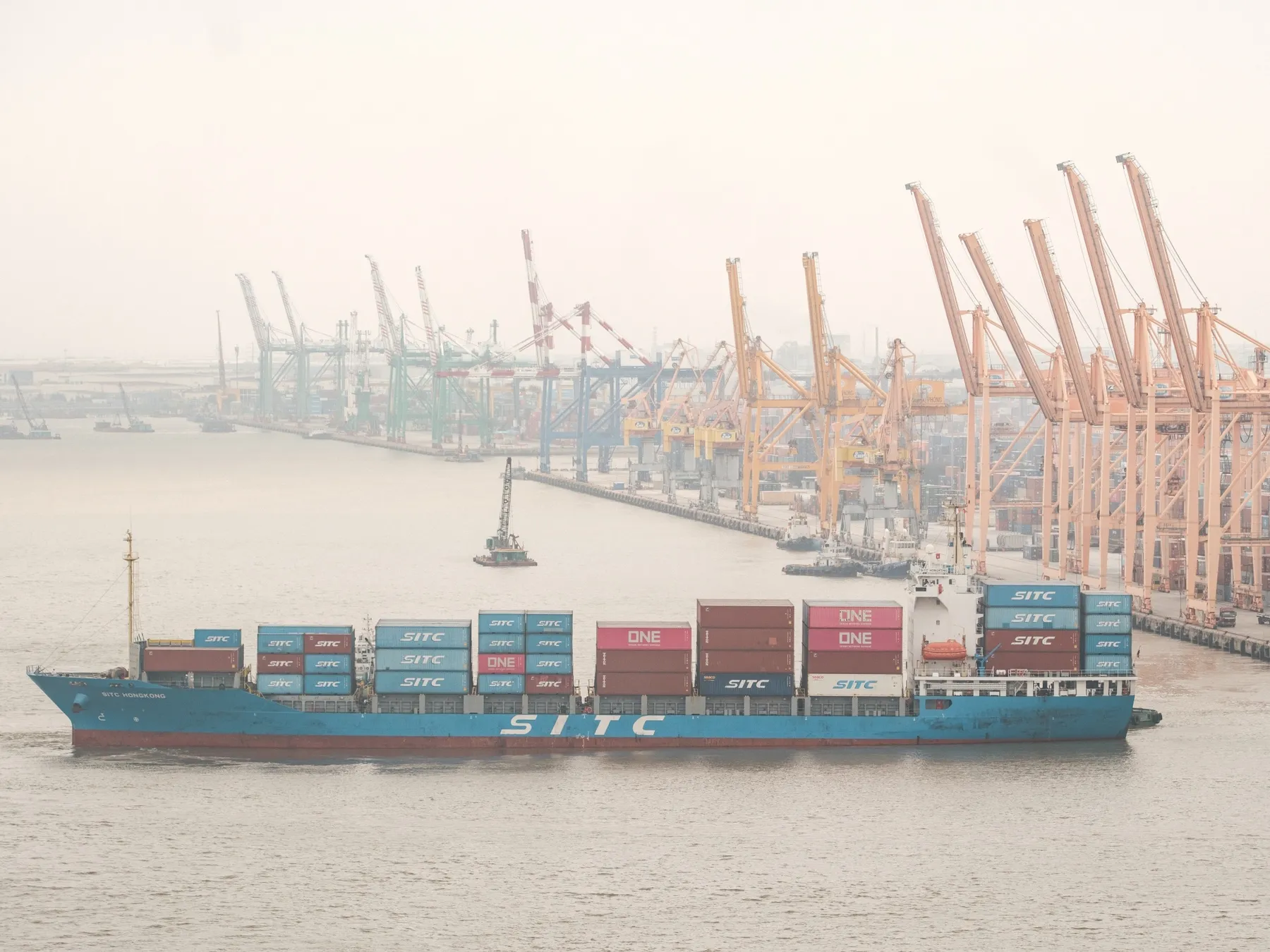 Một tàu container rời cảng tại Hải Phòng, Việt Nam, vào ngày 31 tháng 3 năm 2026.