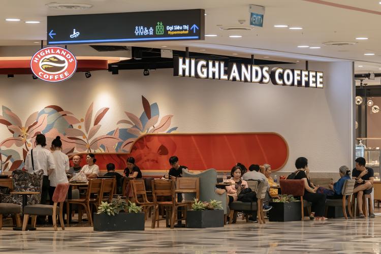 Người tiêu dùng Việt uống cafe bên ngoài. Hình ảnh: Nguyễn Hoàng Việt