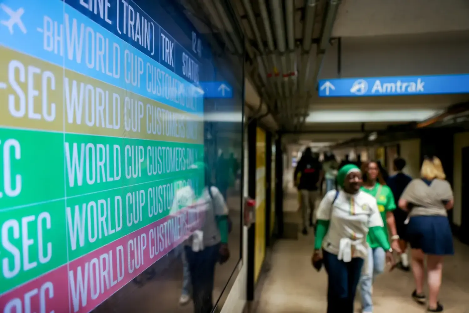 Hành khách NJ Transit vừa phải nhường đường cho World Cup, vừa đối phó với bão lớn