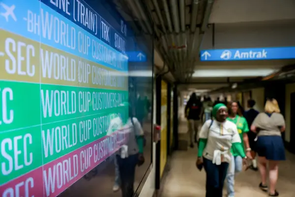Hành khách NJ Transit vừa phải nhường đường cho World Cup, vừa đối phó với bão lớn