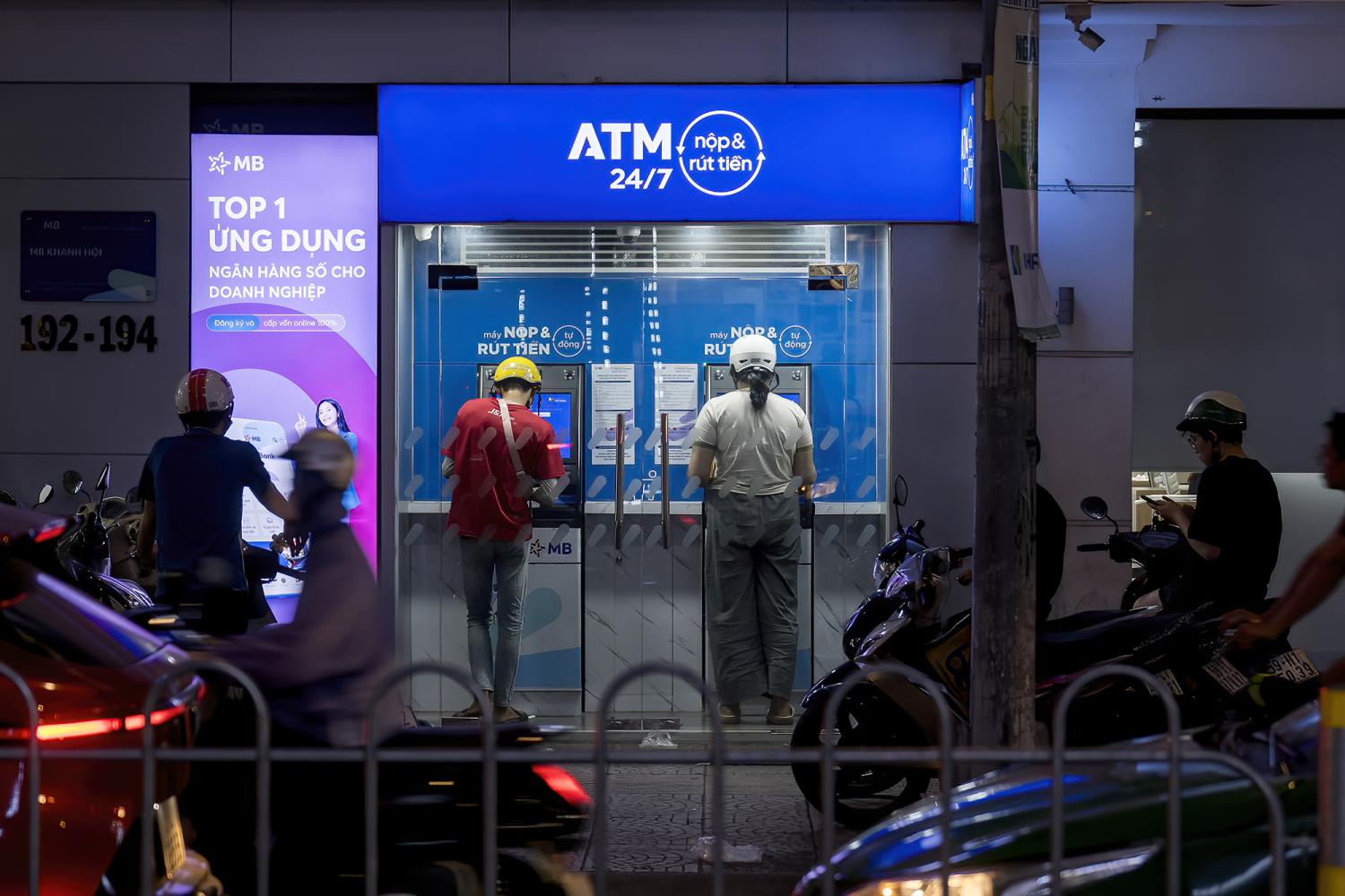 Lãi suất liên ngân hàng vọt lên 13% sau chuỗi ngày hạ nhiệt