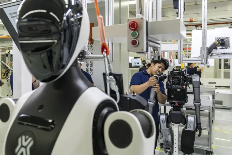 Lắp đặt robot nhân dạng Ảnh: Qilai Shen/Bloomberg