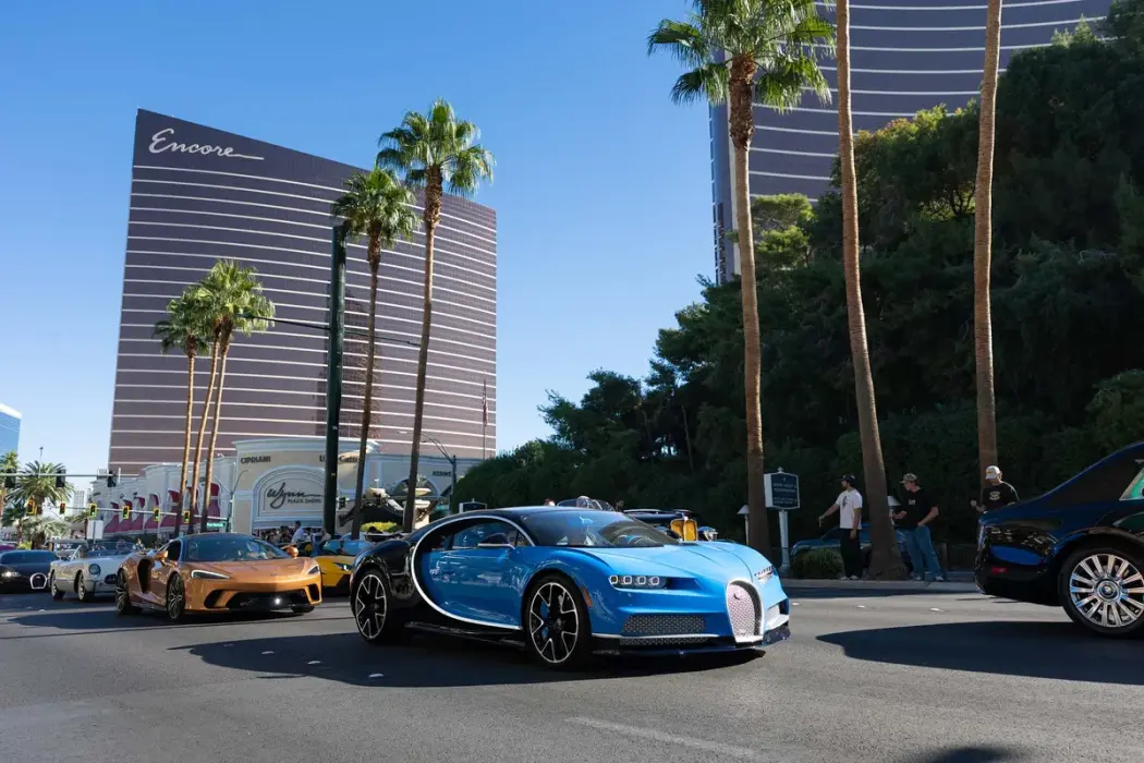 Một chiếc Bugatti Chiron trong đoàn diễu hành siêu xe bên ngoài sự kiện Concours 2025 tại Wynn Las Vegas. Nguồn: Wynn Las Vegas 