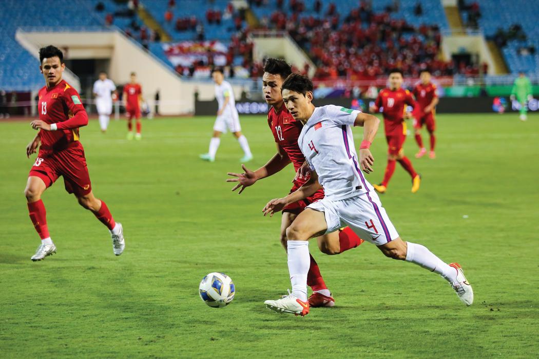 Trận đấu giữa đội tuyển Việt Nam và đội tuyển Trung Quốc trong vòng loại World Cup 2022 tại sân vận động Mỹ Đình, Hà Nội. Hình ảnh: Giang Phạm