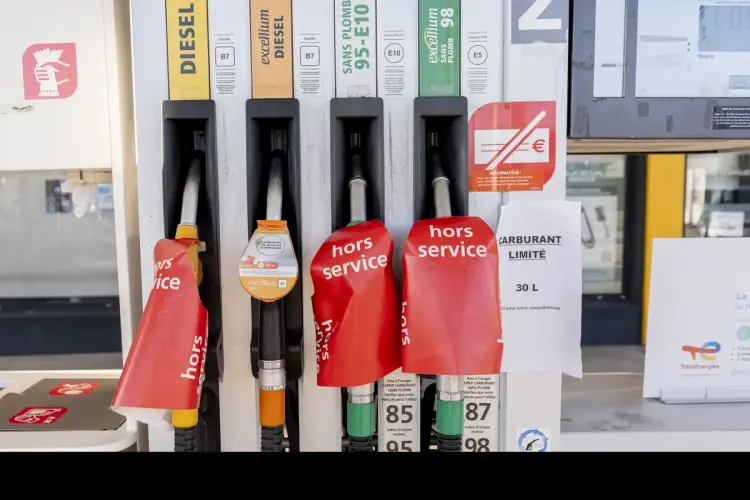 Thông báo hết xăng dầu ở vùng Normandy, Pháp Ảnh: Nathan Laine/Bloomberg