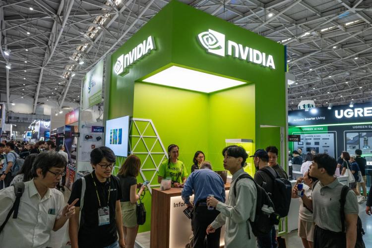 Thương hiệu Nvidia tại một quầy thông tin trong triển lãm Computex 2026 ở Đài Bắc, Đài Loan. Hình ảnh: Lam Yik Fei/Bloomberg