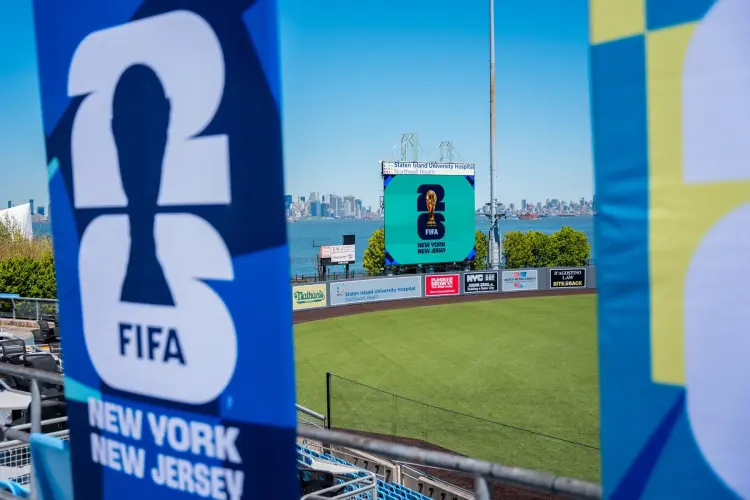 Biển hiệu FIFA World Cup tại sân vận động bóng chày Staten Island University Hospital Park thuộc giải Minor League, quận Staten Island, New York vào ngày 27 tháng 4. Ảnh: Angelina Katsanis/Bloomberg