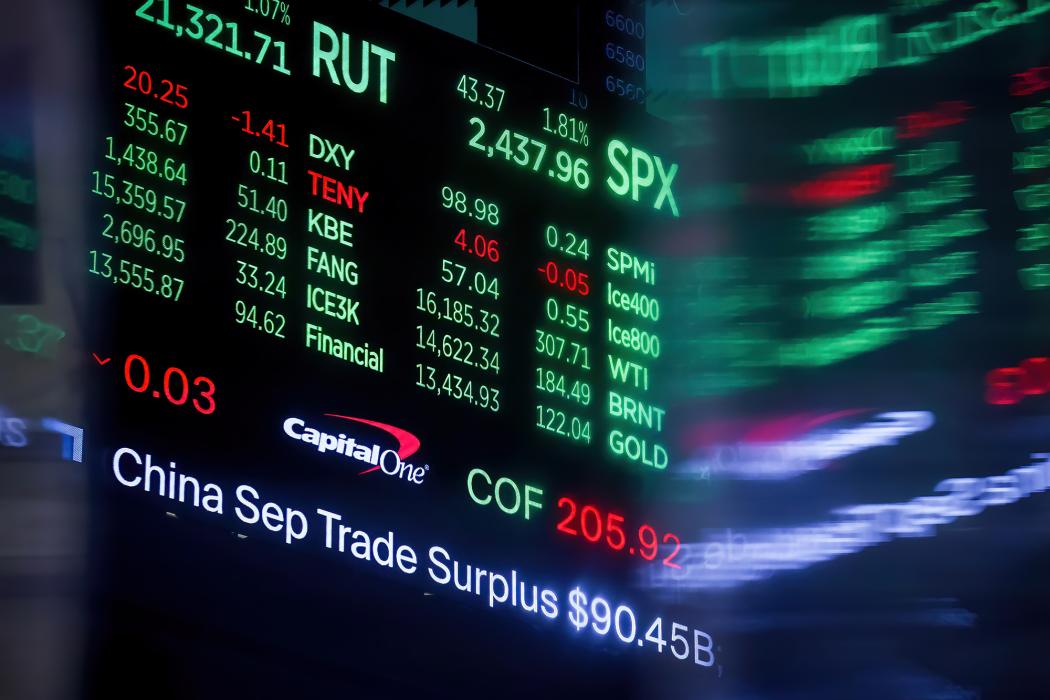 Bảng tin điện tử hiển thị tin tức thương mại Trung Quốc tại sàn giao dịch chứng khoán New York (NYSE) ở New York, Mỹ. Hình ảnh: Michael Nagle/Bloomberg 