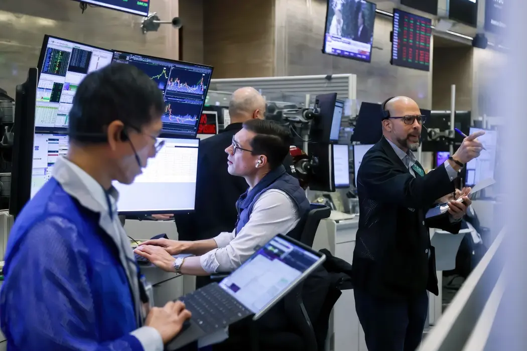 Phố Wall bán tháo các cổ phiếu nằm trong “tầm ngắm” của AI