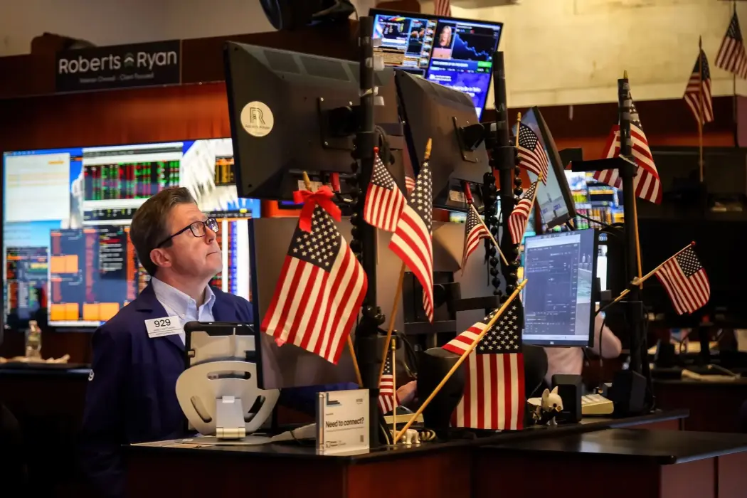 Nhiều giao dịch bạc tỉ trước bài đăng của ông Trump, liệu có người "tuồn tin"?