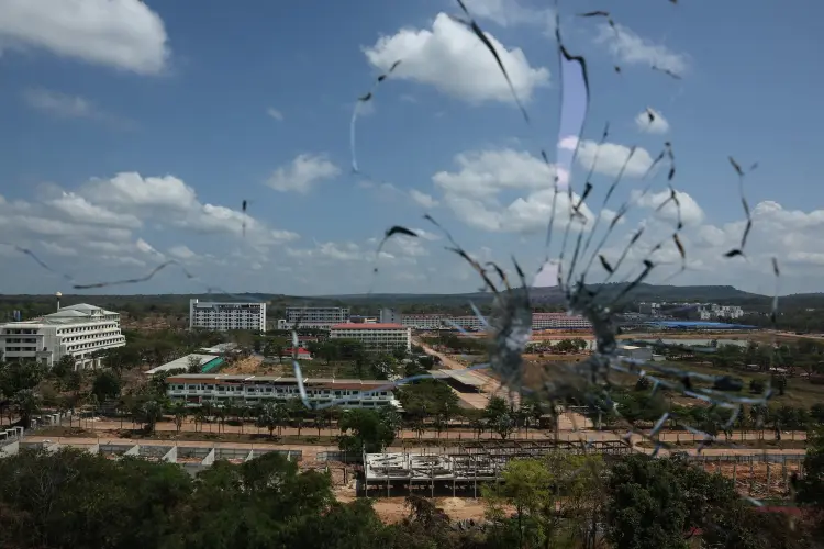 Các tòa nhà ở O Smach, Campuchia ngày 6.3. Ảnh: Valeria Mongelli/Bloomberg