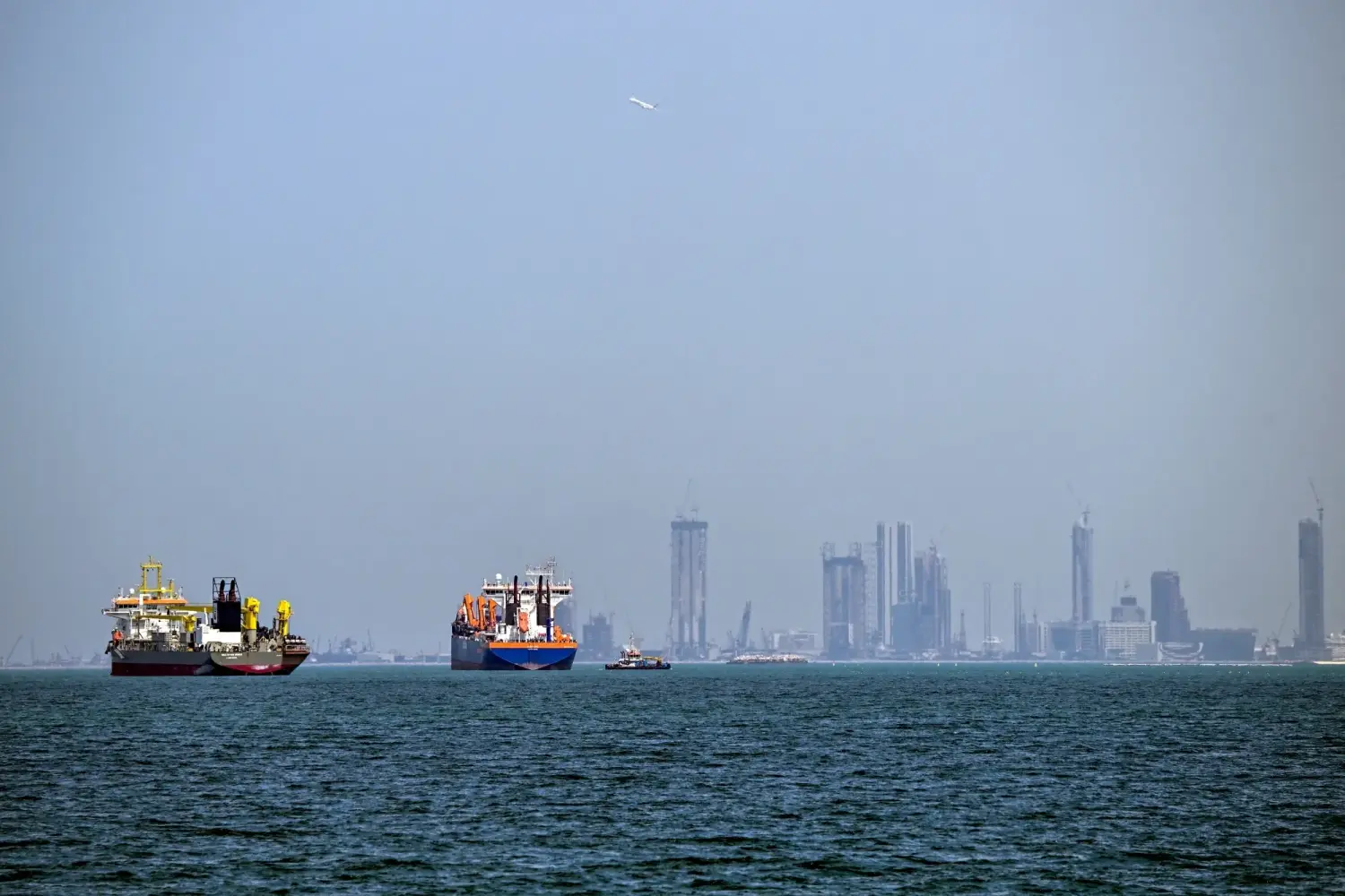Iran cho phép tàu lưu thông qua eo biển Hormuz có điều kiện
