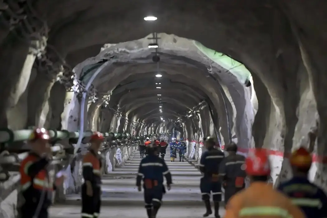 Thợ mỏ tại mỏ đồng và vàng Cukaru Peki, do Zijin Mining Group Co. điều hành, ở Bor, Serbia. Hình ảnh: Oliver Bunic/Bloomberg 