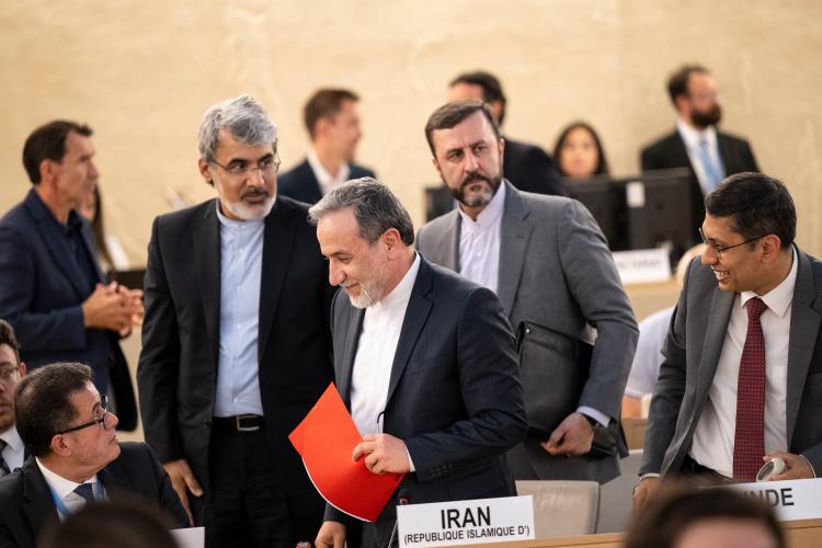 Bộ trưởng Ngoại giao Iran Abbas Araghchi (ở giữa). Hình ảnh: Fred Merz/Bloomberg