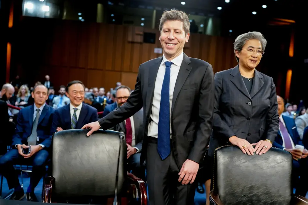 Giám đốc điều hành OpenAI Sam Altman tại một sự kiện ở Washington hồi tháng 5, và nữ CEO của AMD, công ty vừa được "vua Midas" chạm tay khiến giá cổ phiếu tăng hơn 24%.
Hình ảnh: Nathan Howard/Bloomberg 