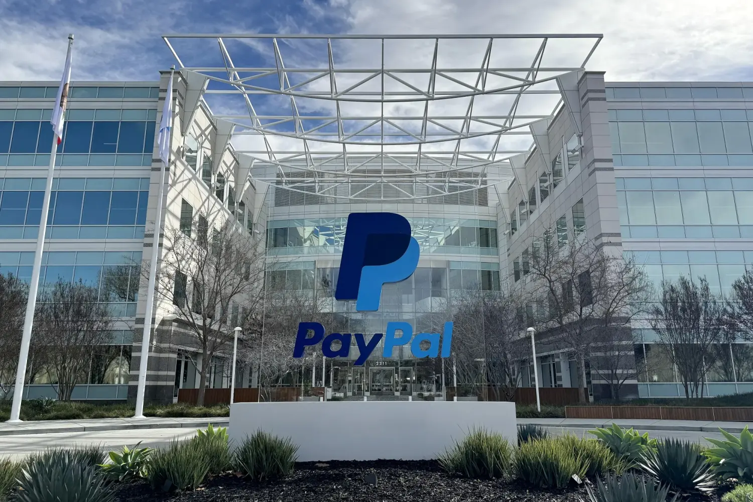 Stripe và Advent đề nghị mua PayPal với định giá hơn 53 tỉ USD, theo Reuters