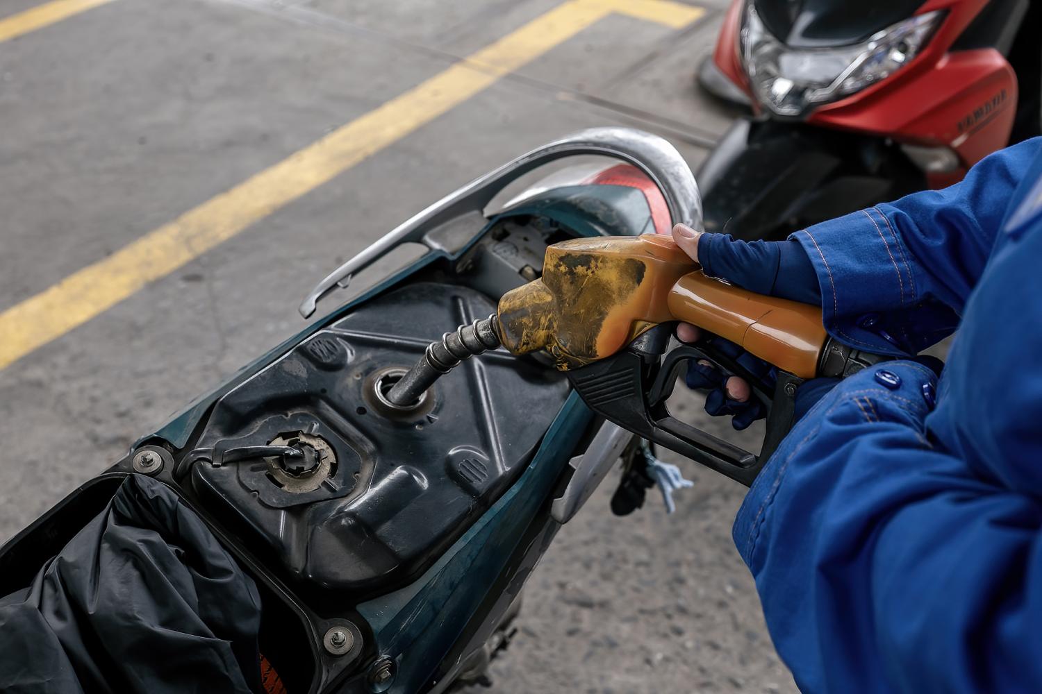 Xăng giảm về dưới 30.000 đồng, đảo chiều chỉ một ngày sau đợt tăng sốc