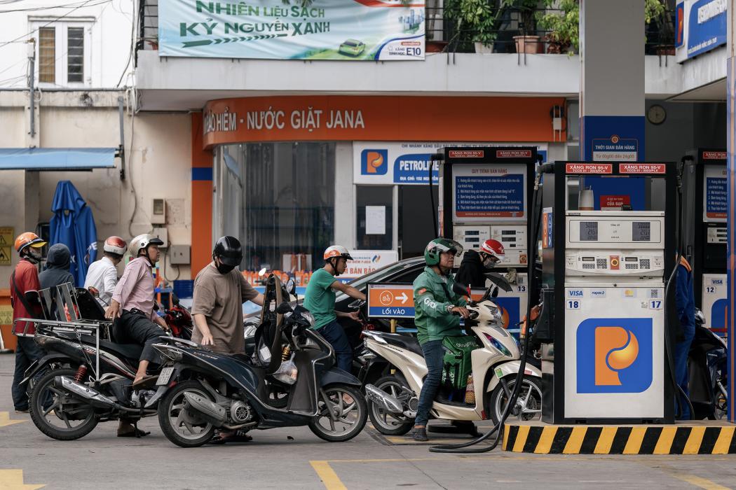 Giá xăng, dầu đồng loạt tăng mạnh vào chiều nay