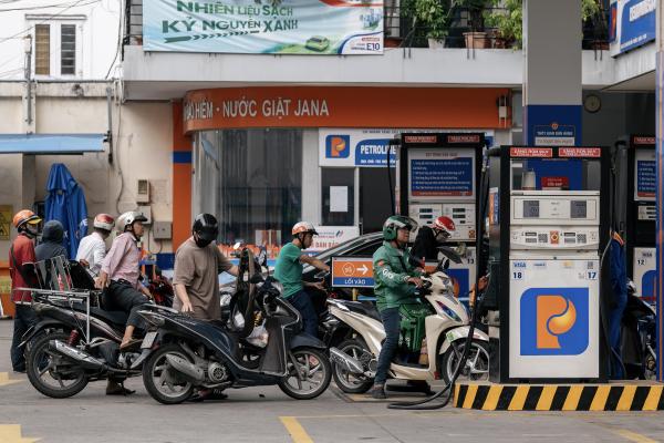 Xăng RON 95 giảm 5.620 đồng/lít còn 24.330 đồng khi ba loại thuế về 0%