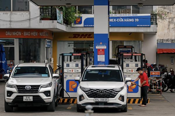 Giá xăng giảm sâu, E10 RON 95 lùi về 20.750 đồng/lít