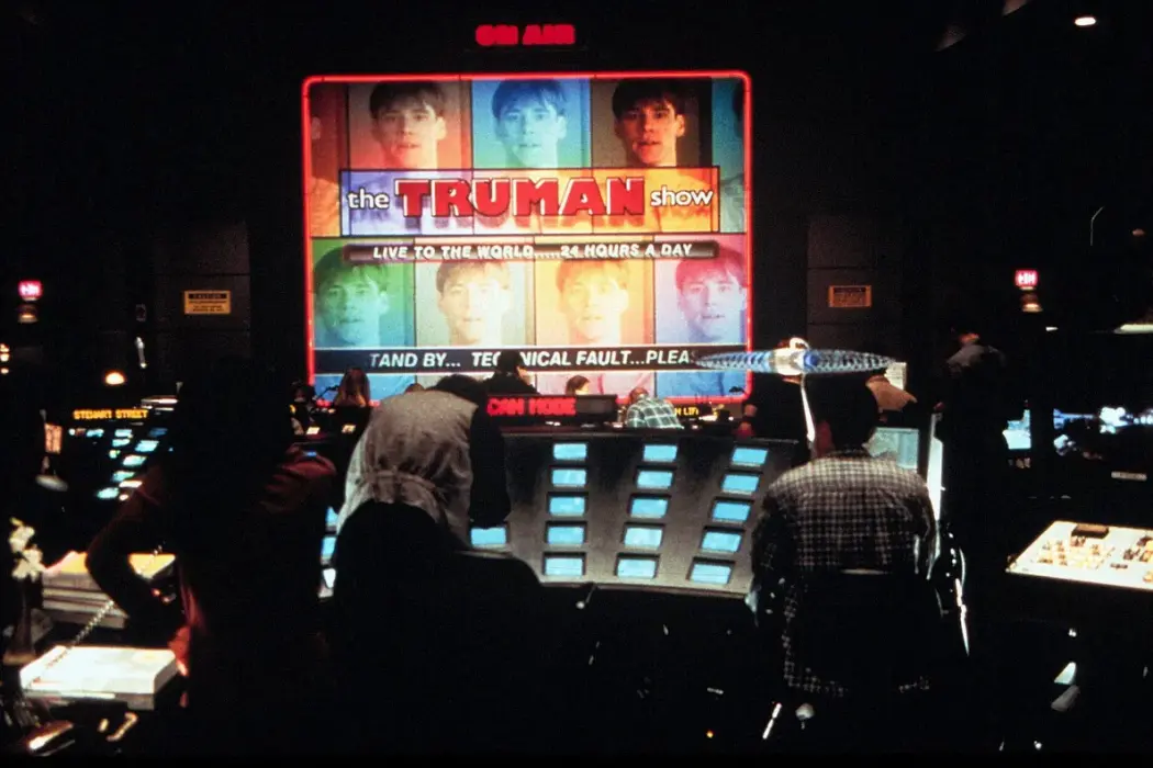 Gần 30 năm trước, The Truman Show mang đến một ví dụ sớm về sự giám sát xâm phạm và tính chất phô diễn. Hình ảnh: AJ Pics/Alamy