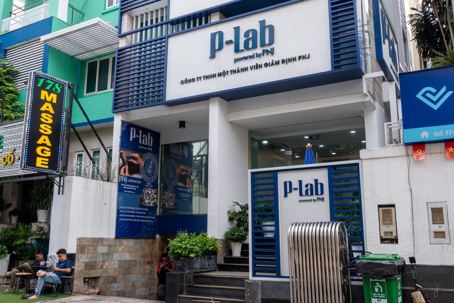 PNJ đối mặt sức ép sau sự cố tại P-Lab, cổ phiếu tiếp tục "nằm sàn"