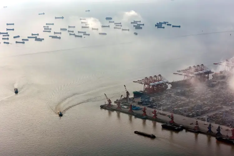 Hoạt động vận chuyển tại cảng Nam Sa ở Quảng Châu, Trung Quốc.
Hình ảnh: Bloomberg