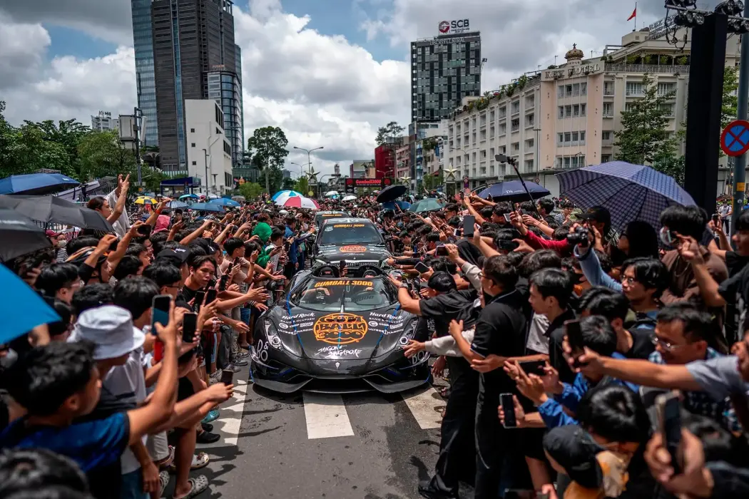 Đoàn xe siêu sang xuất phát từ TPHCM xuyên Đông Nam Á