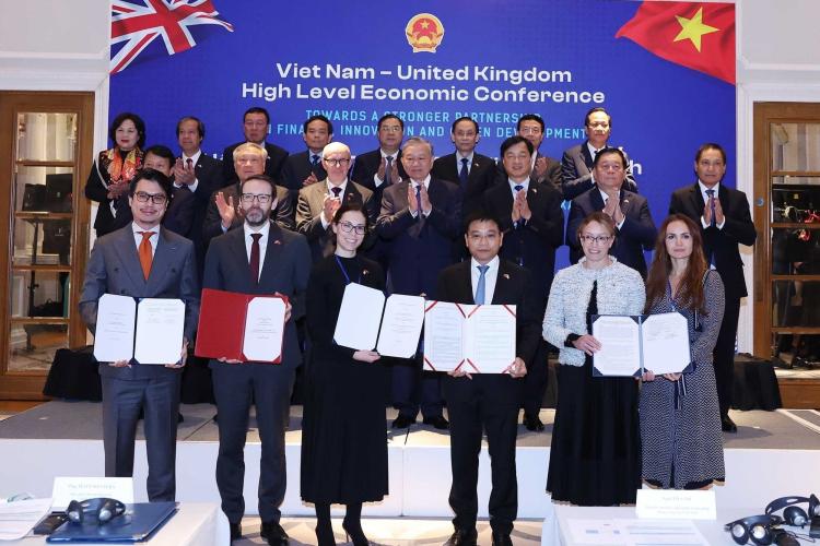 Ký biên bản ghi nhớ về Tài chính xanh.