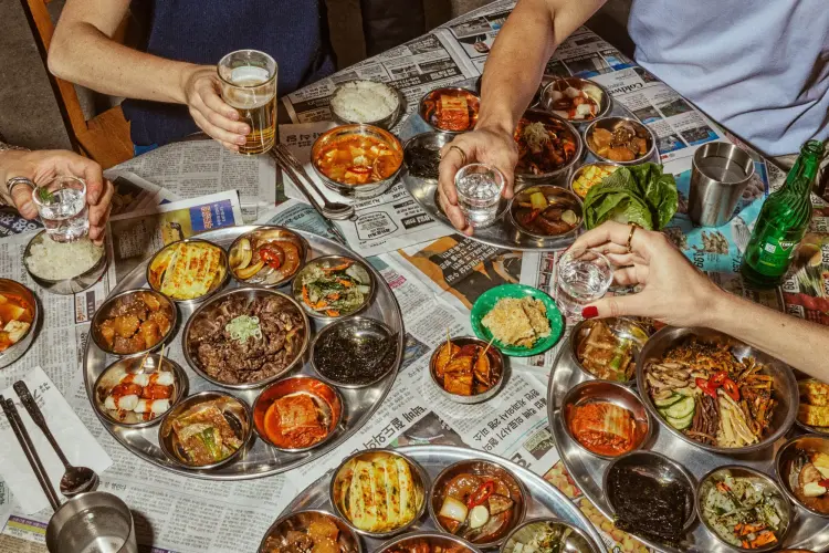 Không còn nhiều chỗ trống trên bàn tại Kisa — quán ăn Hàn Quốc nổi tiếng ở trung tâm thành phố. Hình ảnh: Alex Lau