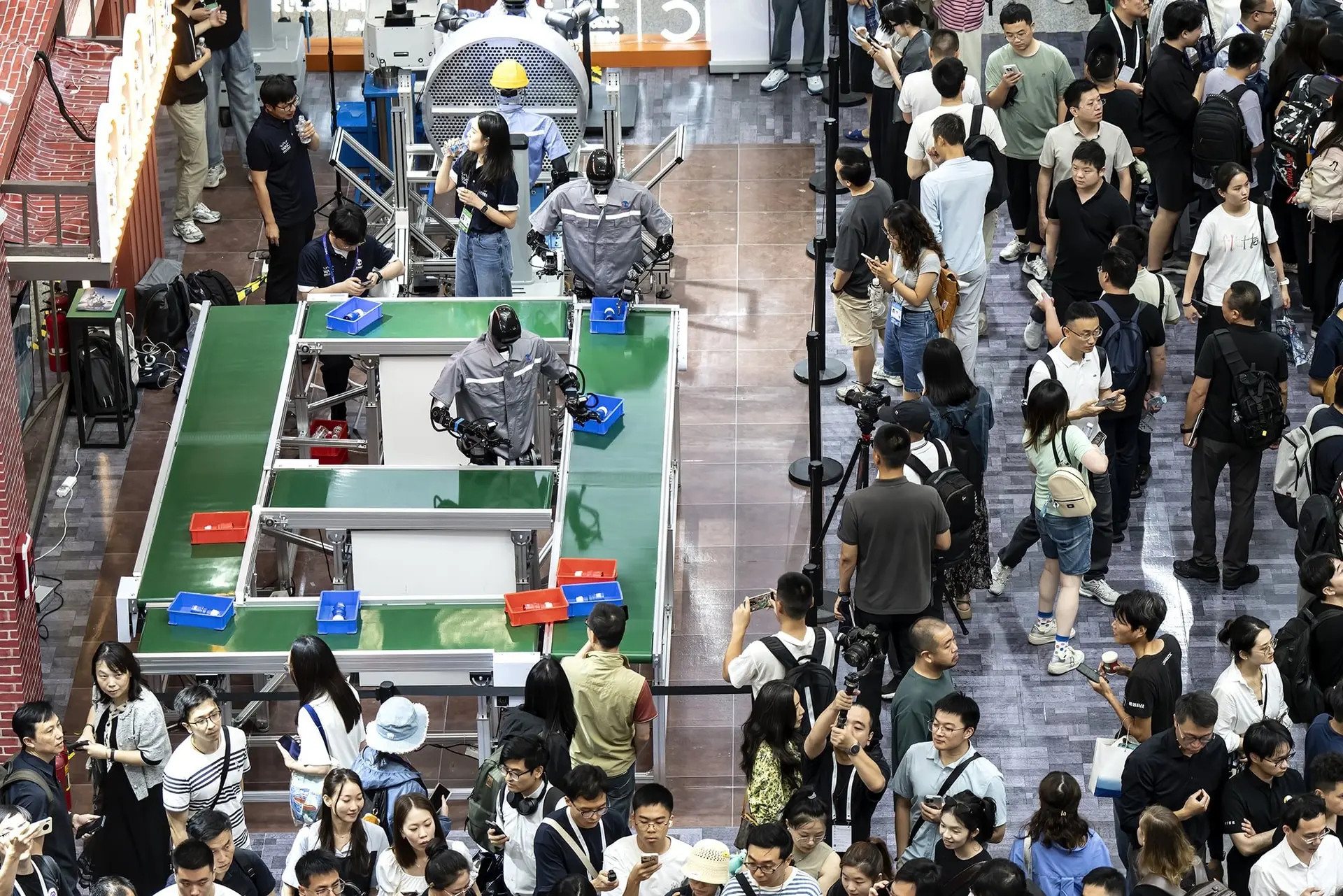 Robot đấm bốc và nhào lộn tại hội nghị AI lớn nhất Trung Quốc
