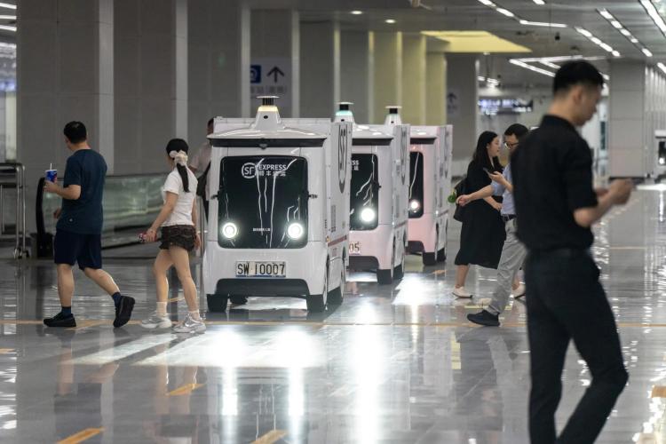 Các xe tải Neolix tại ga Futian ở Thâm Quyến hồi tháng 9. Hình ảnh: Qilai Shen/Bloomberg