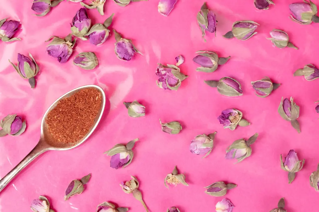 Nụ hoa hồng damask Ma-rốc của Curio Spice Co. và một muỗng rose harissa từ Spicewalla.
Hình ảnh: Naila Ruechel cho Bloomberg Businessweek 