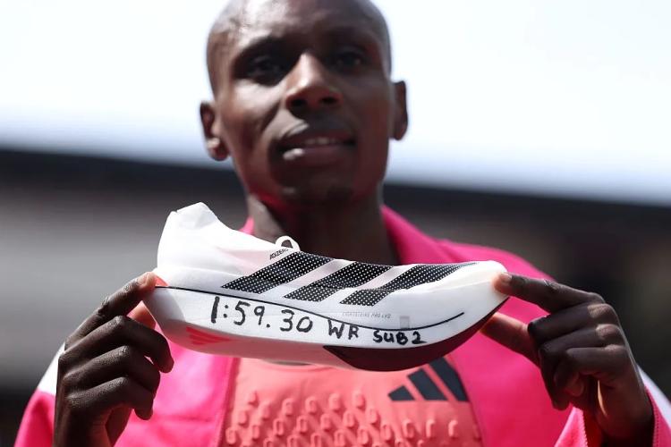 Sabastian Sawe của đội tuyển Kenya ăn mừng cùng đôi giày adidas sau khi giành chiến thắng với kỷ lục thế giới mới tại giải Marathon TCS London 2026 dành cho nam vào ngày 26 tháng 4. Ảnh: Alex Davidson/Getty Images