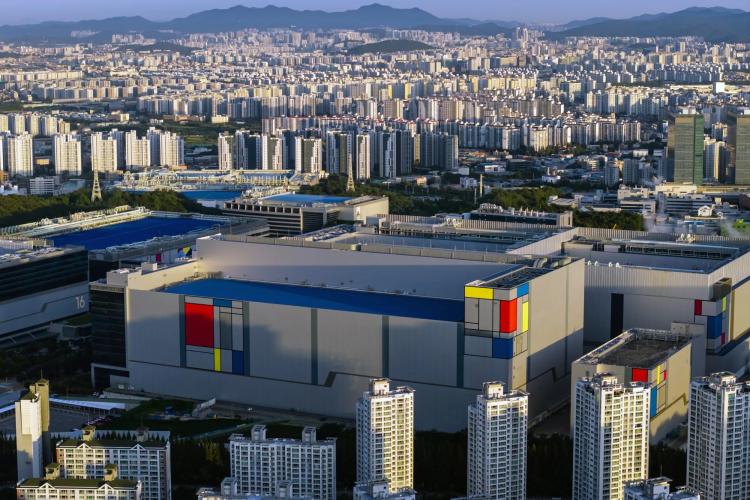 Nhà máy sản xuất chất bán dẫn của Samsung Electronics Co. tại Hwaseong, tỉnh Gyeonggi, Hàn Quốc. Hình ảnh: SeongJoon Cho/Bloomberg