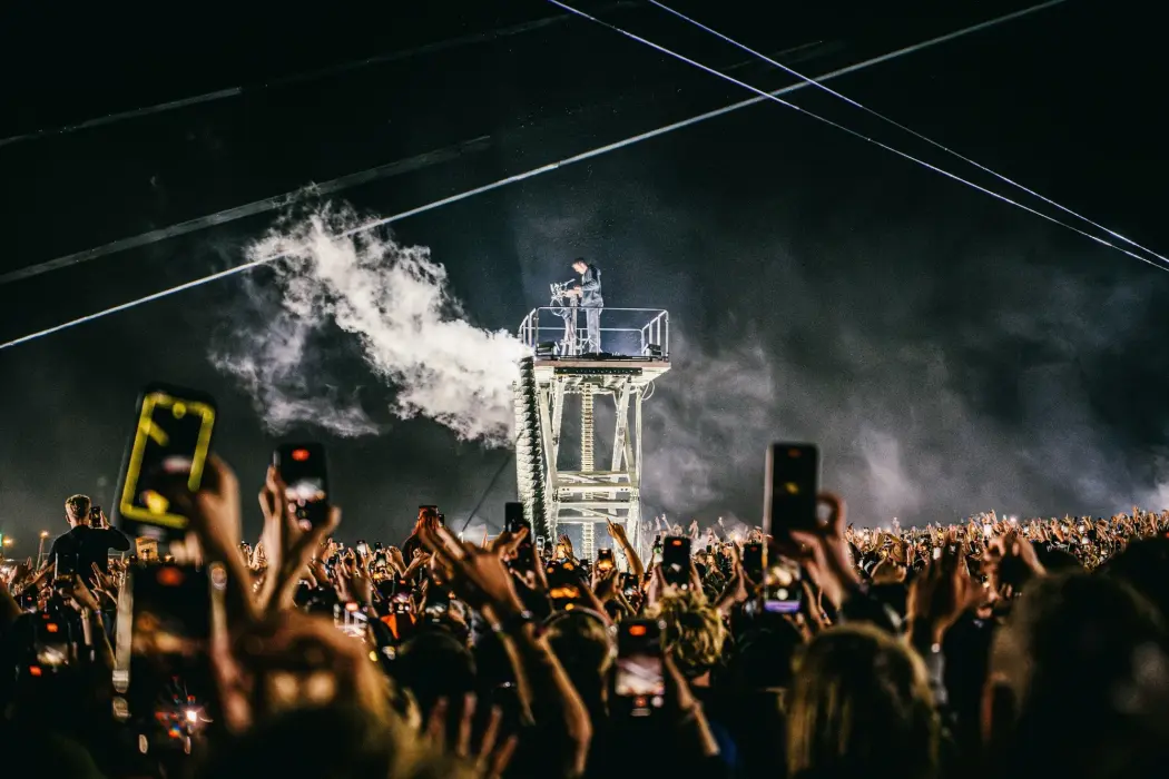 Fred Again là nghệ sĩ chính trong đêm bế mạc Lễ hội Leeds 2024 tại Anh. Hình ảnh: Thomas Jackson/Alamy