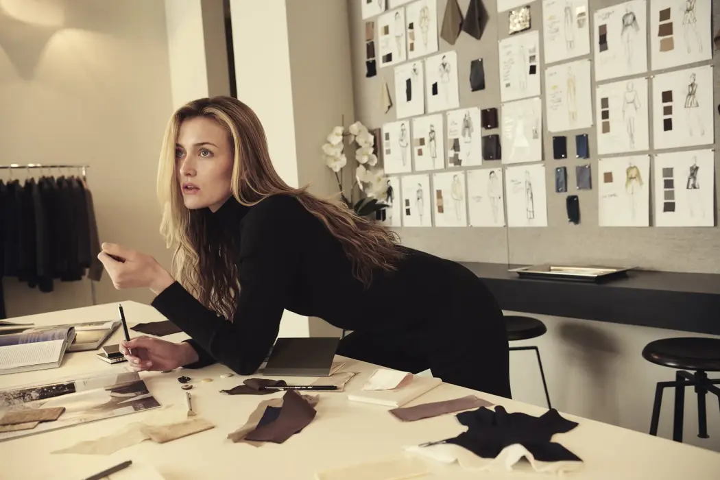 Sarah Pidgeon trong vai Carolyn Bessette Kennedy trong tác phẩm Love Story: John F. Kennedy Jr. & Carolyn Bessette của FX. Nhiếp ảnh gia: Kurt Iswarienko/FX