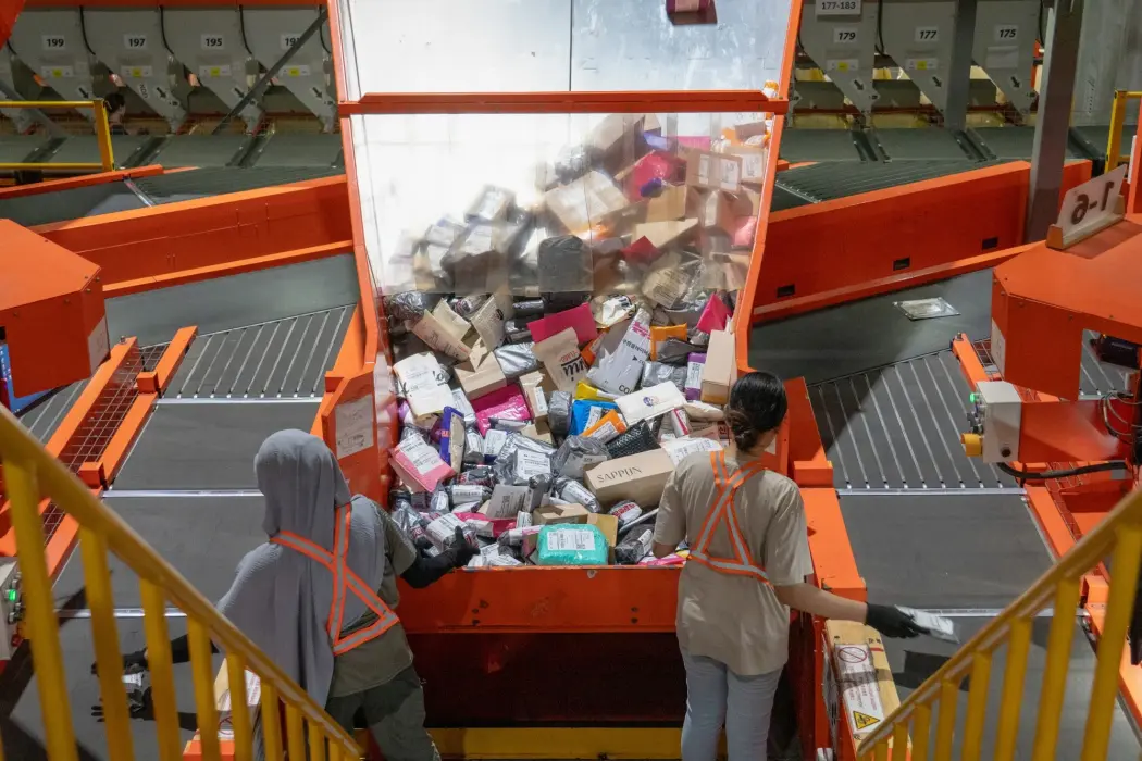 Các kiện hàng tại trung tâm phân loại của SPX Express, bộ phận logistics thuộc Sea Ltd., ở Singapore. Hình ảnh: Aparna Nori cho Bloomberg 