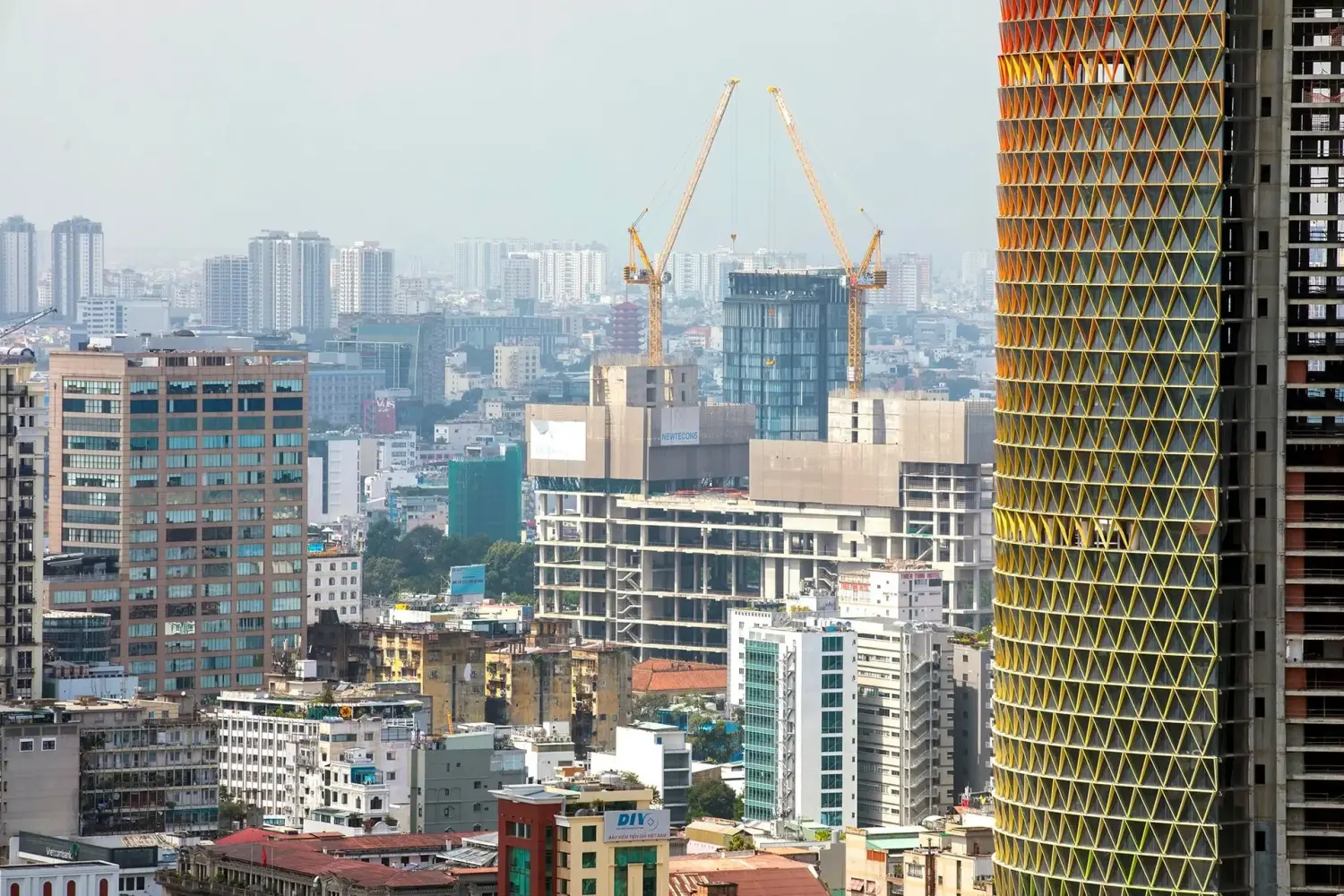 Bất động sản đối mặt áp lực trả nợ trái phiếu trong tháng 8