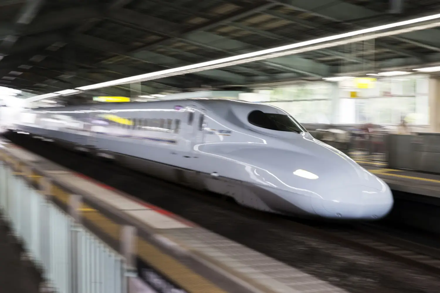Tàu cao tốc shinkansen Nhật Bản phải chở hàng để bù vào tình trạng vắng khách