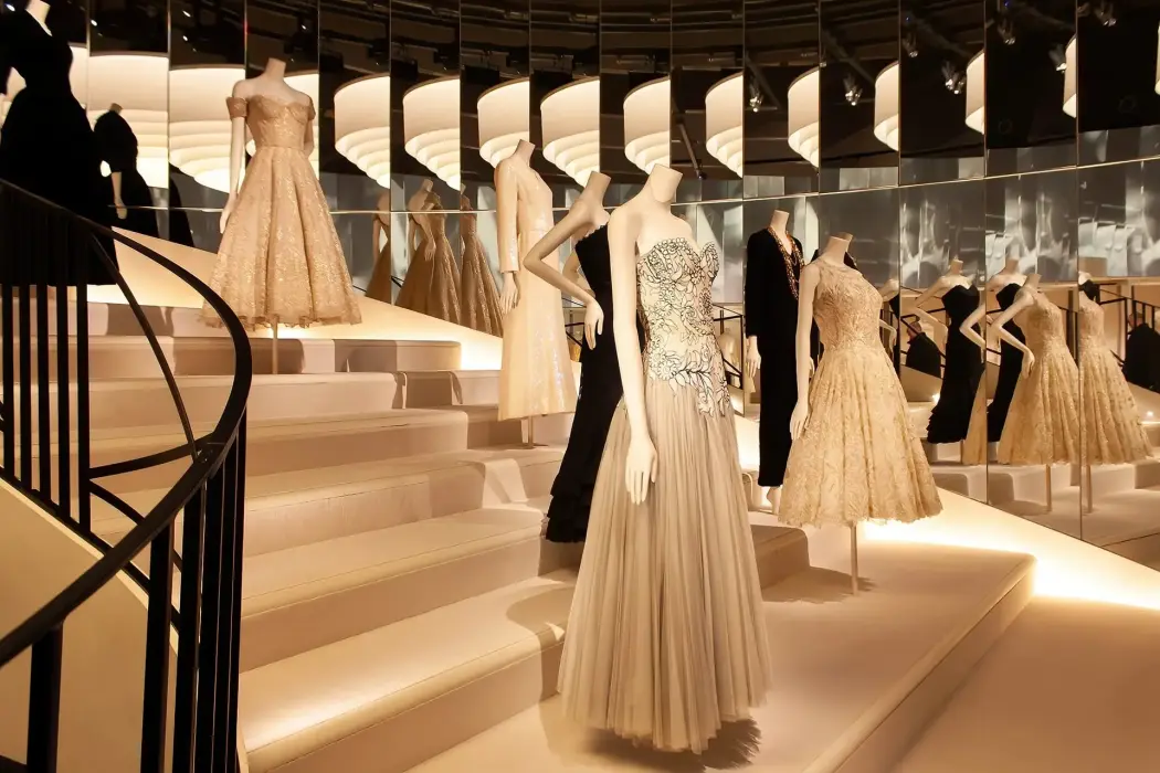 Khu vực trưng bày váy cưới trong triển lãm Gabrielle Chanel: Fashion Manifesto mới. Hình ảnh: Shutterstock 