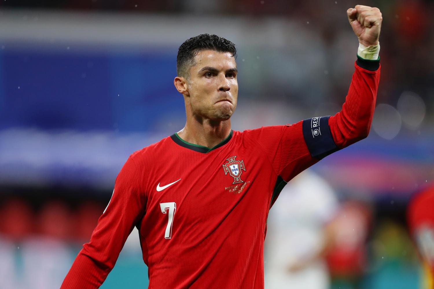 Ronaldo trở thành tỉ phú bóng đá đầu tiên sau hợp đồng với Ả Rập Xê Út