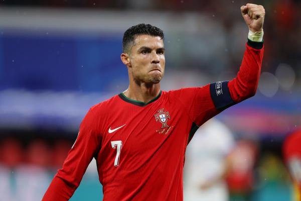 Ronaldo trở thành tỉ phú bóng đá đầu tiên sau hợp đồng với Ả Rập Xê Út