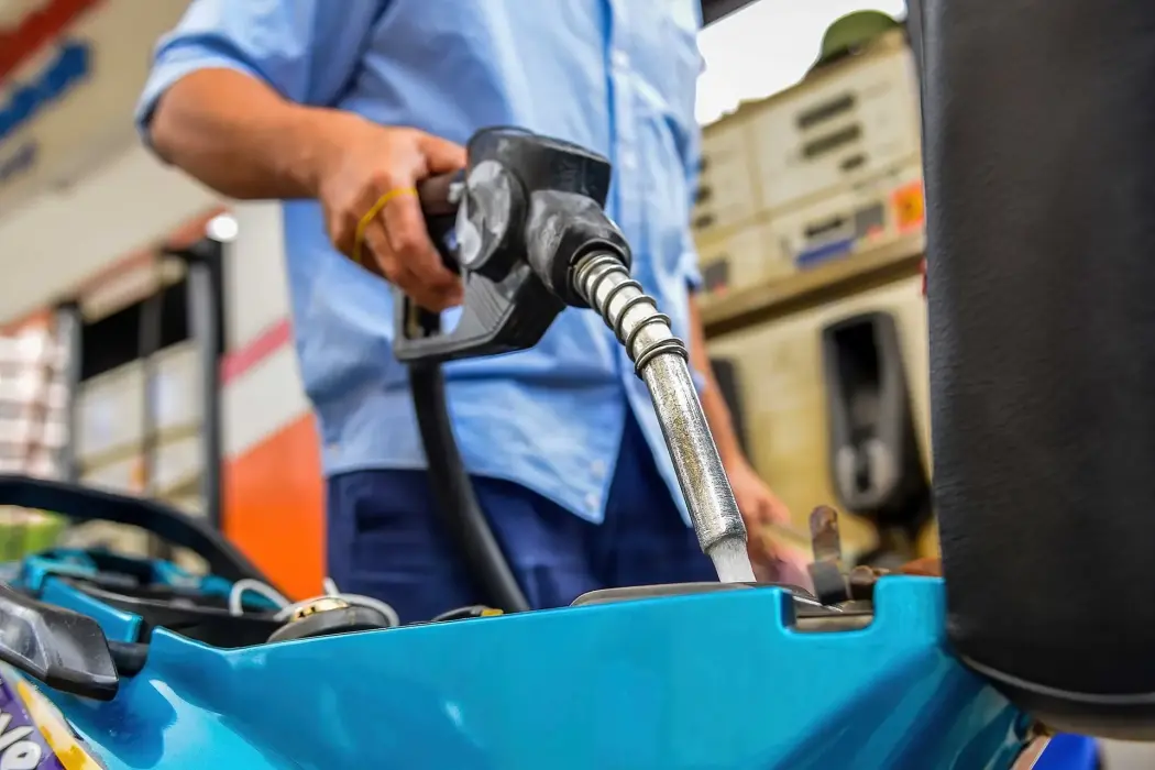 Giá xăng dầu trong nước được điều chỉnh giảm nhẹ